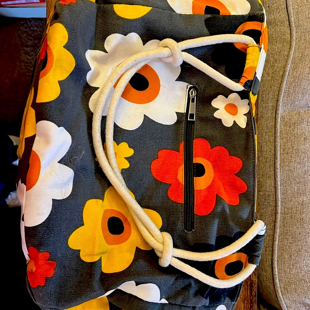 Purse near new condition, large pocket, super cute for summer!